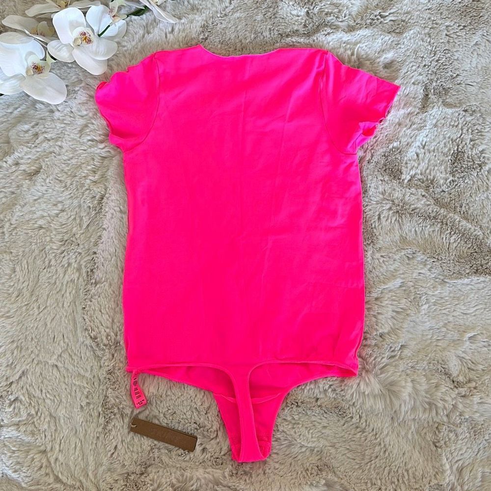 SKIMS Essential T-Shirt Bodysuit in Pink Highlighter Size L/XL